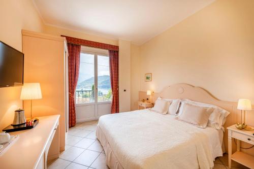 A bed or beds in a room at Hotel La Perla