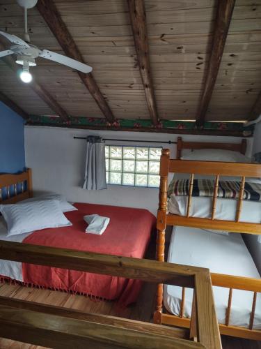 a bedroom with two bunk beds in a cabin at Ferrugem Pousada Região in Garopaba