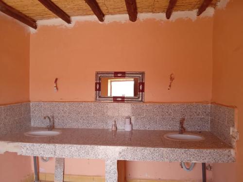 a bathroom with three sinks and a mirror at Auberge Camping La Khaima in Merzouga