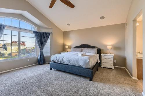 een slaapkamer met een bed en een groot raam bij 21361 White Ash Ct in Parker