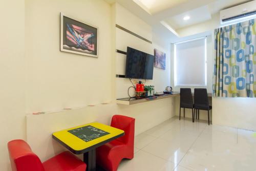 a living room with a table and chairs and a tv at Lucky Star Homestay in Jian