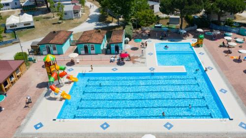 uma vista superior de uma piscina num parque aquático em Cesenatico Camping Village em Cesenatico