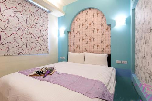 a bedroom with a bed with a large headboard at Lucky Star Homestay in Jian