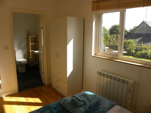 Katil atau katil-katil dalam bilik di Oakey Orchard - cosy apartment in Tamar Valley, Cornwall