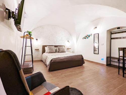 Un dormitorio con una cama y una escalera en una habitación en RAVI romantic jacuzzi suite, en Bari