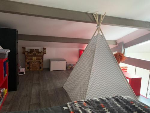 Habitación con cama con hamaca. en Une pause à Bergerac, en Bergerac