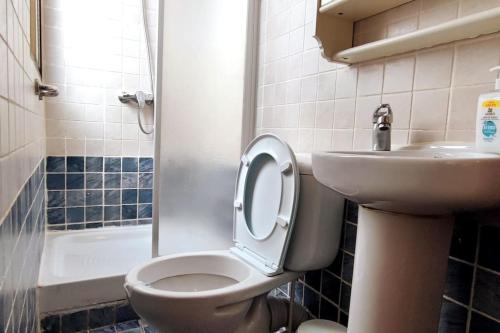 a bathroom with a toilet and a sink at Estudio Lavapiés cerca de Antón Martín in Madrid