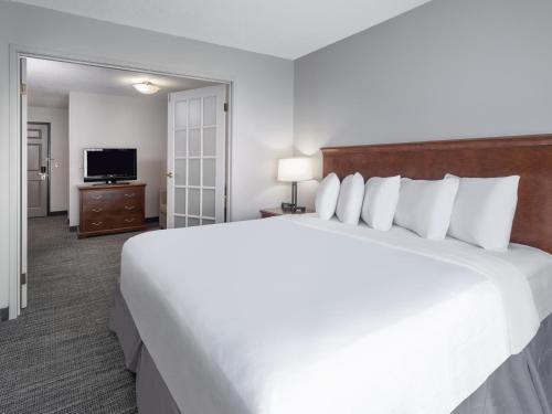 a large white bed in a hotel room at Country Inn & Suites by Radisson, Toledo, OH in Maumee