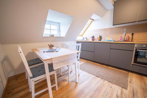 eine Küche mit einem Tisch und Stühlen im Zimmer in der Unterkunft FULL HOUSE Premium Apartments - Zwickau rooftop in Zwickau