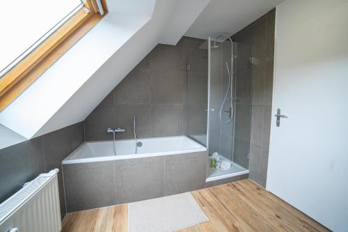 Das Bad ist mit einer Dusche und einer Badewanne ausgestattet. in der Unterkunft FULL HOUSE Premium Apartments - Zwickau rooftop in Zwickau