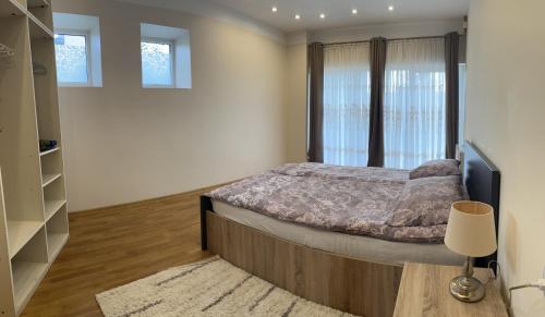 um quarto com uma cama grande e uma janela em ARB Kaunas em Kaunas