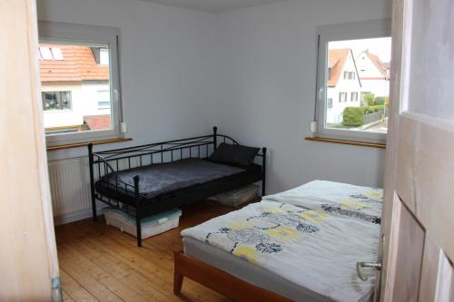 um quarto com 2 camas e uma janela em Apartment Angelina em Bitz