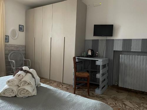 1 dormitorio con 1 cama, escritorio y TV en B&B Dell'Annunziata en Bevagna