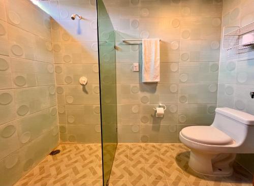 Bilik mandi di A&V Hotel Boutique