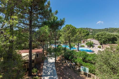 une vue aérienne d'un complexe avec piscine dans l'établissement Campo Di Mare, à Porto-Vecchio