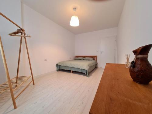 um quarto com uma cama e piso em madeira em CENTRAL Apartament Urbana em Arad