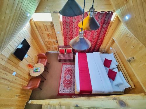 西姆拉的住宿－Gadegal Homestay Narkanda - Rooms & Pahadi Café，小屋内床的上方景色