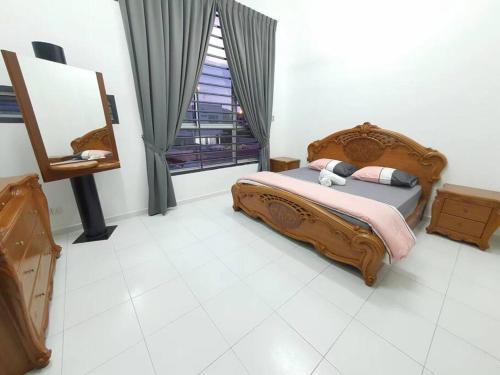 een slaapkamer met een bed, een spiegel en een raam bij 2-Storey Near Aeon Bukit Indah/ Legoland (6 paxs) in Johor Bahru