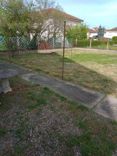 a park with a bench and a fence at Maison entière Garage et parking in Montluçon