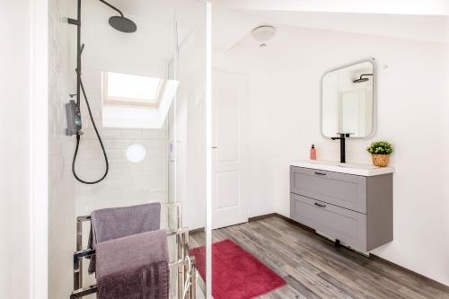 uma casa de banho com um lavatório e um espelho em Le Brooklyn em Liévin