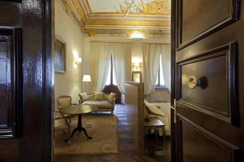 Predel za sedenje v nastanitvi Palazzo Carletti