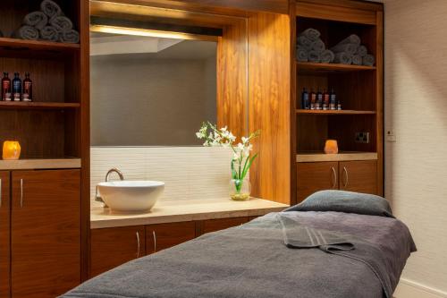 ein Badezimmer mit einem Waschbecken und einer Schüssel auf der Theke in der Unterkunft The Telford Hotel, Spa & Golf Resort in Telford