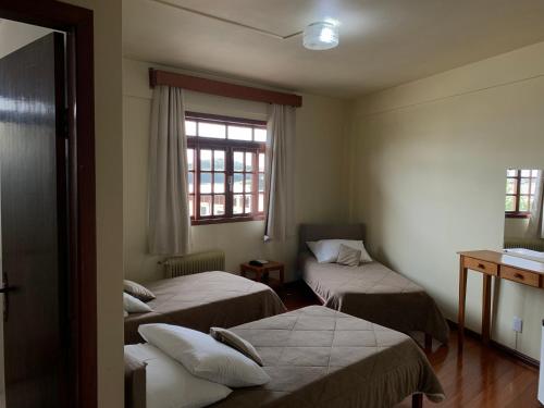 Postel nebo postele na pokoji v ubytování Altos da Serra Hotel