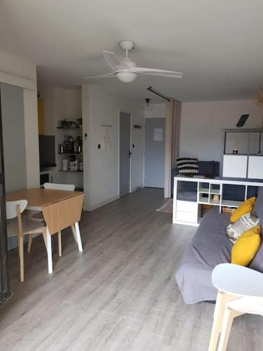 un salon avec un canapé et une table dans l'établissement MARSEILLAN-PLAGE Appartement Coeur de sable, à Marseillan