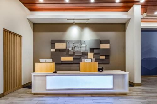 a reception area of a building with a large window at Holiday Inn Express & Suites - Lincoln Downtown by IHG in Lincoln