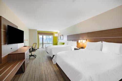 リンカーンにあるHoliday Inn Express & Suites - Lincoln Downtown , an IHG Hotelのベッド2台、薄型テレビが備わるホテルルームです。