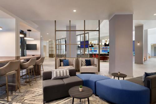 a living room with couches and a bar at Crowne Plaza College Park - Washington DC in Greenbelt