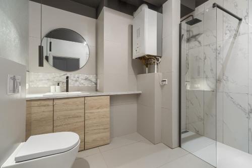 uma casa de banho com um WC, um lavatório e um chuveiro em Apartament Milion Rynek Sienny Stare miasto Apartamenty No.1 em Szczecin