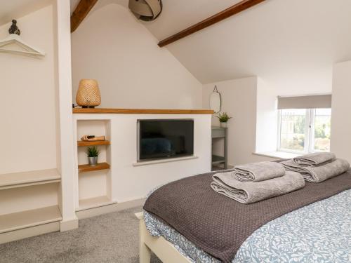 - une chambre avec un lit et des serviettes dans l'établissement Yon Cottage, à York