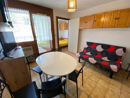 un salon avec un canapé et une table dans l'établissement Charmant 2 pièces avec balcon, parking, proche des pistes - La Clusaz - FR-1-459-34, à La Clusaz