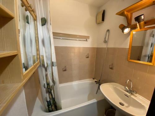 une salle de bain avec un lavabo, une baignoire et des toilettes dans l'établissement Charmant 2 pièces avec balcon, parking, proche des pistes - La Clusaz - FR-1-459-34, à La Clusaz