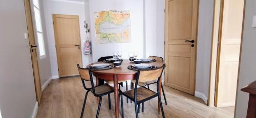 a dining room with a wooden table and chairs at Toulon centre ancien proche gare et départ Corse- 5 pers - FREEWIFI - AC in Toulon