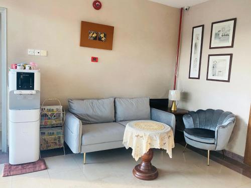 een woonkamer met een bank en een tafel bij EE HOTEL Johor Jaya in Johor Bahru