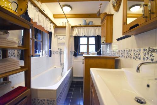 Smržovka的住宿－U Kopejdy，带浴缸和盥洗盆的浴室