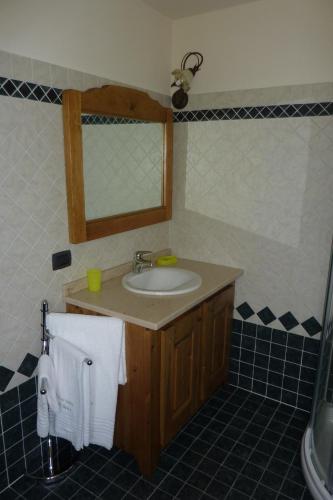a bathroom with a sink and a mirror at Agriturismo Ca' di Racc in Gromo
