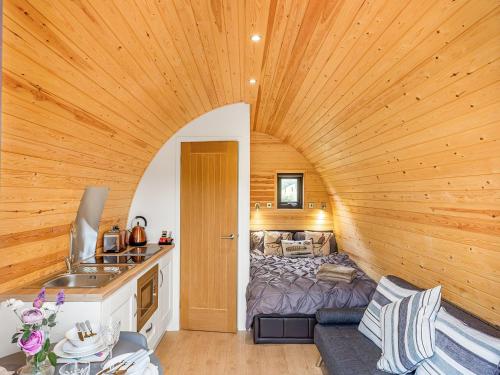 Habitación con cama en habitación de madera en Oak-uk36258, en Llanfair Caereinion