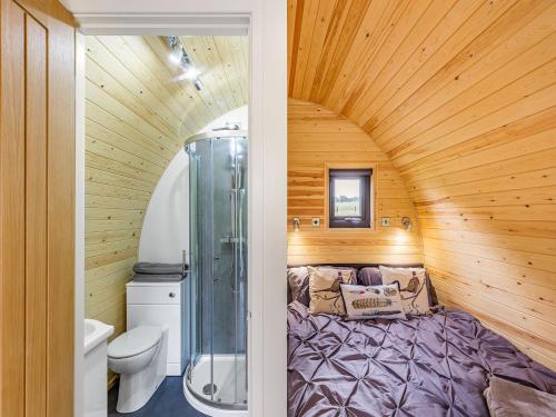 baño pequeño con cama y ducha en Oak-uk36258, en Llanfair Caereinion
