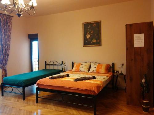 una camera da letto con un letto e un lampadario di Mozart Studios a Cluj-Napoca