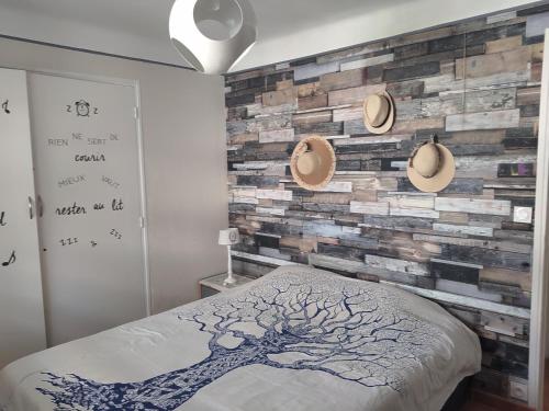 ein Schlafzimmer mit einer Wand mit einem Baumbild in der Unterkunft SCI LA FORGE in Antibes
