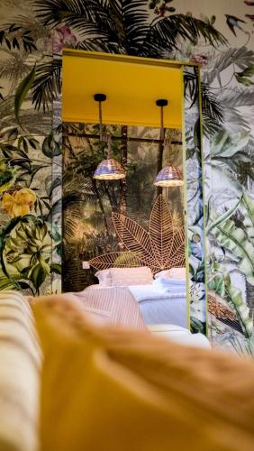 - une chambre avec un lit à tête jaune dans l'établissement Luxury Copacabana proche Orly et Paris avec baignoire extérieur, à Draveil