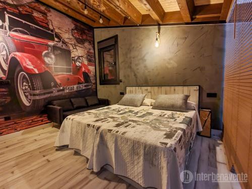 a bedroom with a bed and a painting of a car at Casa galana 