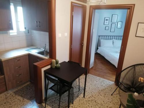 kuchnia ze stołem oraz sypialnia z łóżkiem w obiekcie Minimal Studio Varnava Square - Kallimarmaro Area w Atenach