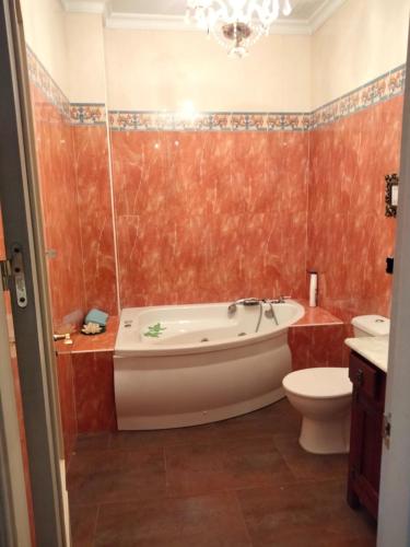 a bathroom with a tub and a toilet at Apartamento en Pleno Centro De Marchena 3 dormitorios 3 baños privados in Marchena