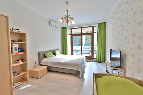 1 dormitorio con 1 cama y TV en Křižíkova 4, en Karlovy Vary