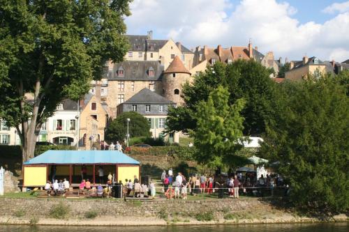 a group of people sitting around a tent in front of a castle at Logis Muraille Romaine, Centre Historique, Lit queen size in Le Mans