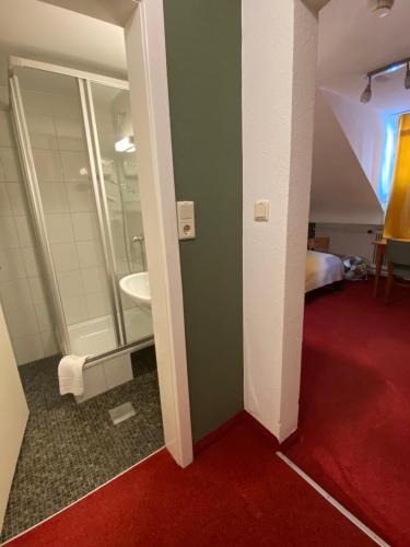 ein Bad mit WC und Waschbecken in einem Zimmer in der Unterkunft Honolulu Hotel in Bregenz
